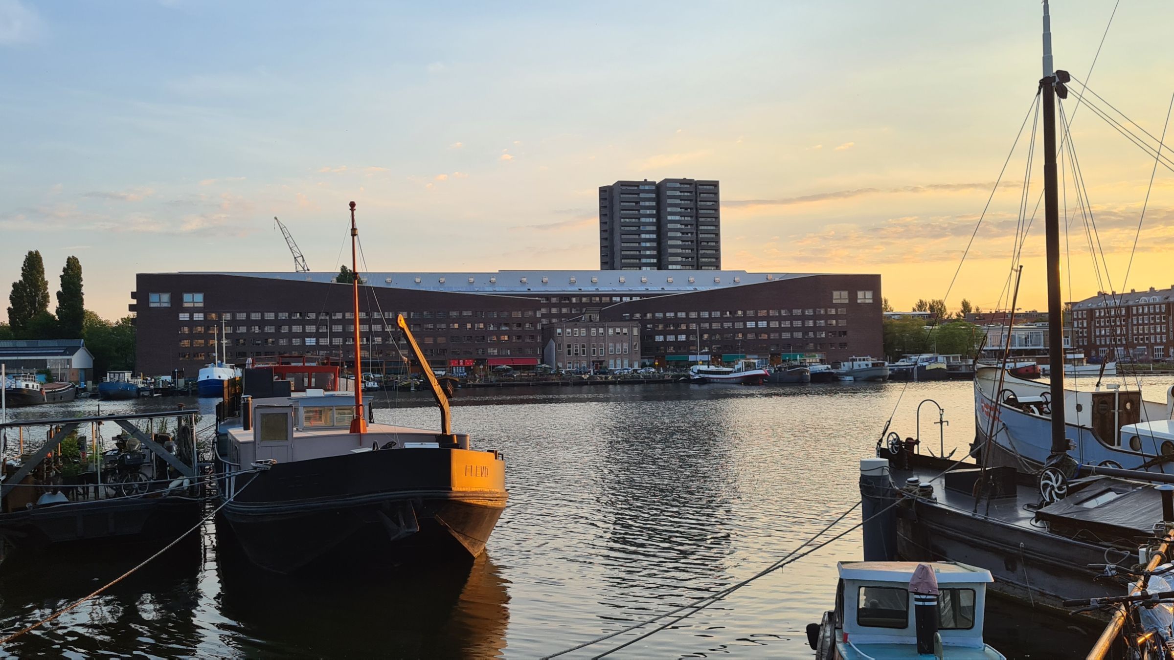 Evening at the Piraeus building, Eastern Docklands © Kleon3 | Wikimedia Commons