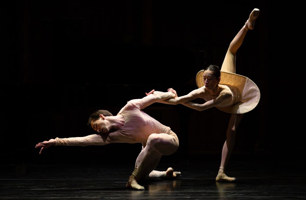 Gareth Haw and Sangeun Lee in William Forsythe's <i>Slingerland Duet</i> © Deborah Jaffe