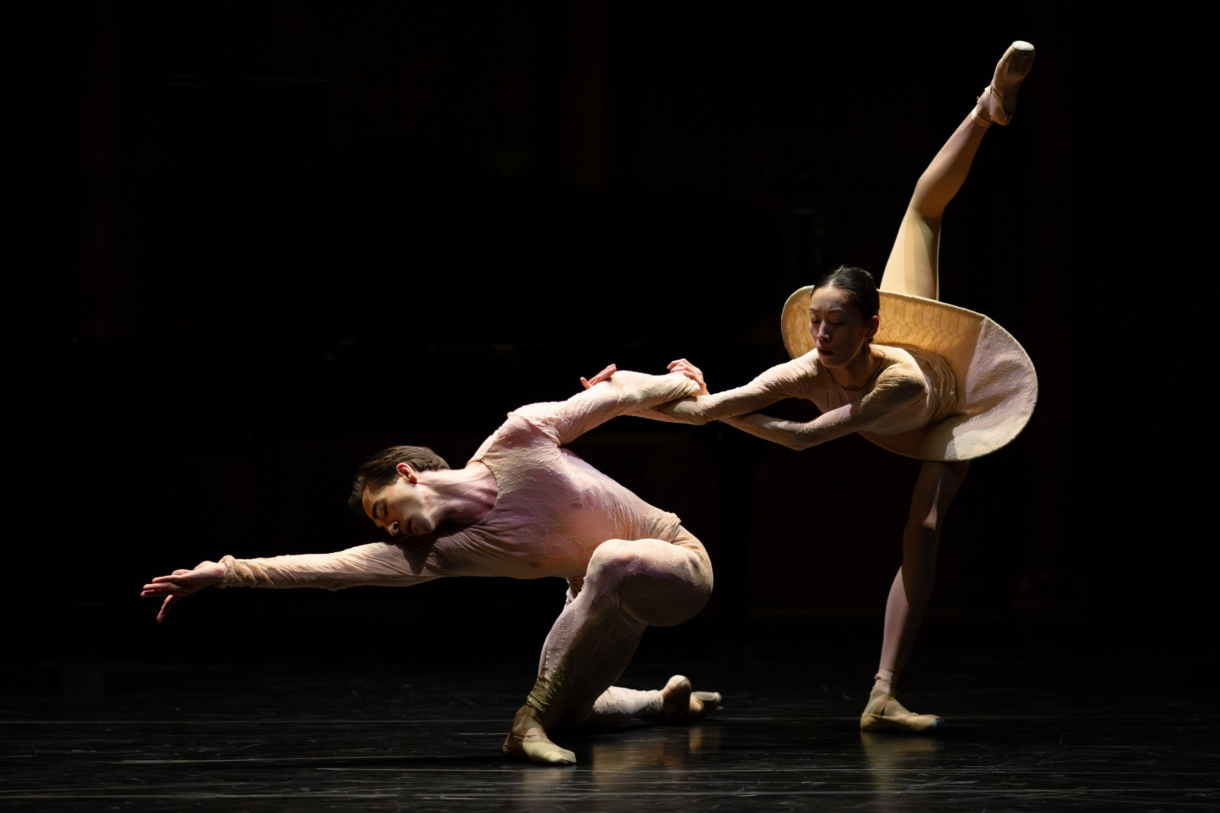 Gareth Haw and Sangeun Lee in William Forsythe's <i>Slingerland Duet</i> © Deborah Jaffe