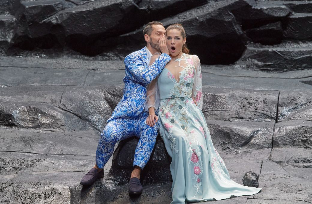 Kyle Ketelsen (Don Giovanni) und Patricia Nolz (Zerlina) in Barrie Koskys <i>Don Giovanni</i> © Michael Pöhn | Wiener Staatsoper GmbH