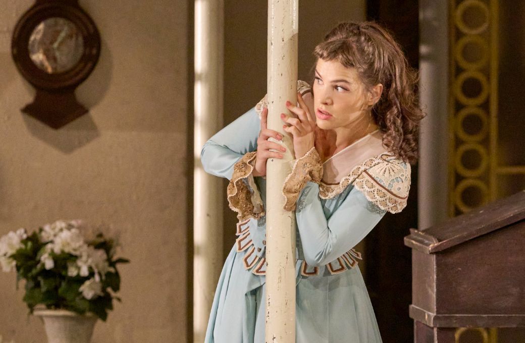 Patricia Nolz (Rosina) in <i>Il barbiere di Siviglia</i>, inszeniert von Günther Rennert © Michael Pöhn | Wiener Staatsoper