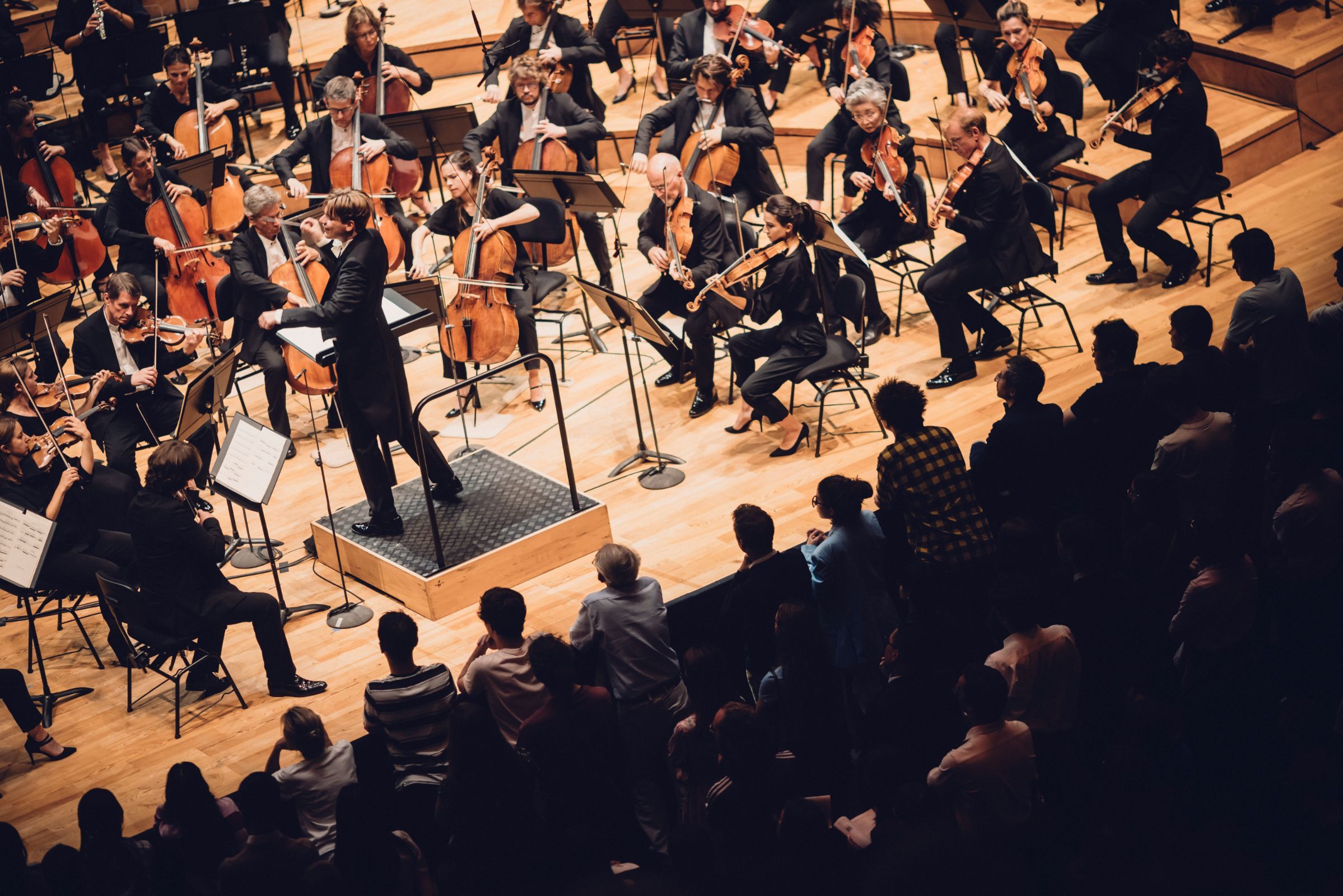 Klaus Mäkelä dirige l'Orchestre de Paris devant le public des Prem's &copy; Denis Allard