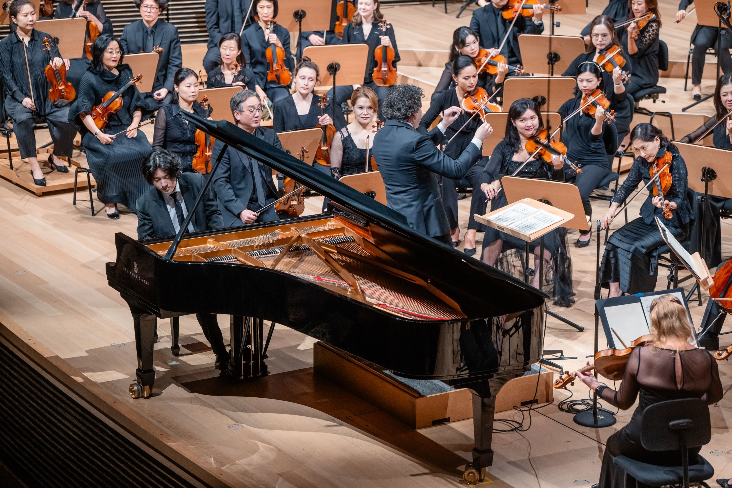 Yunchan Lim, Gustavo Dudamel and the New York Philharmonic &copy; Brandon Patoc