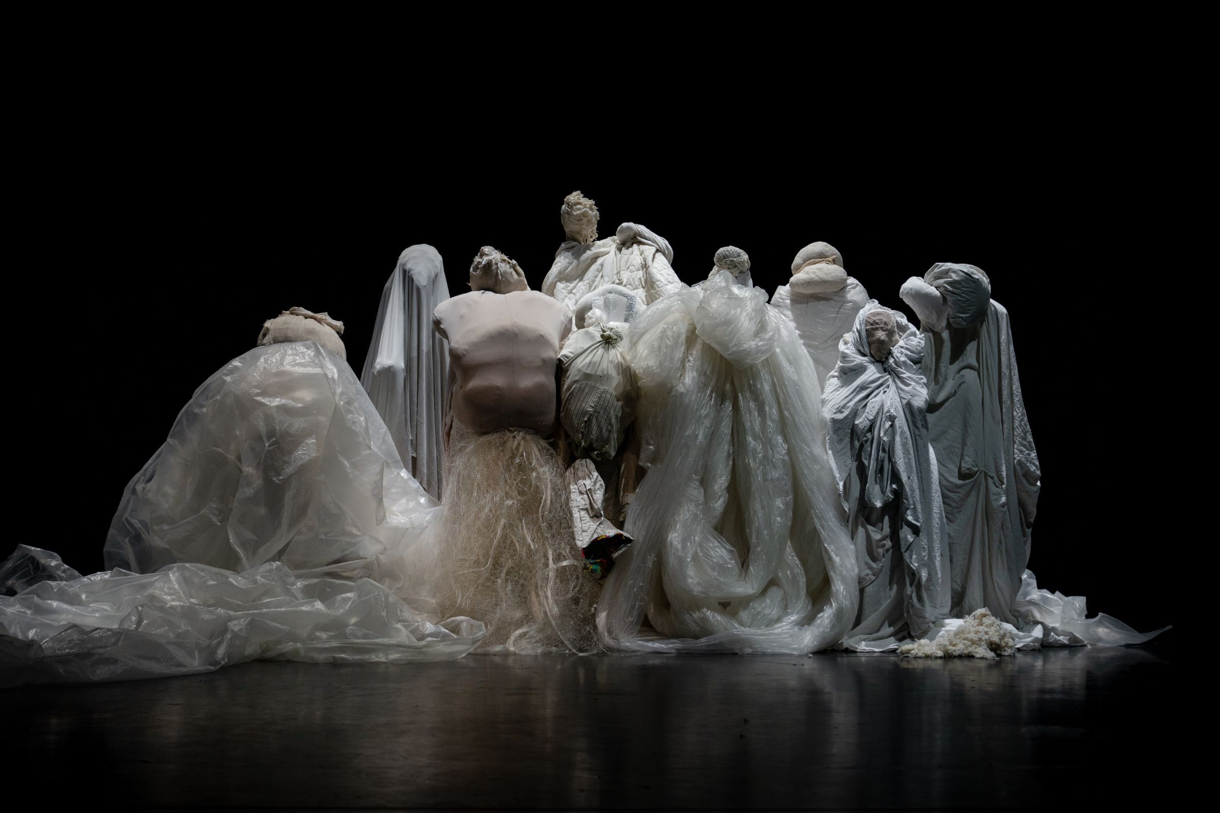 <i>Borda</i> de Lia Rodrigues au Centquatre &copy; Sammi Landweer