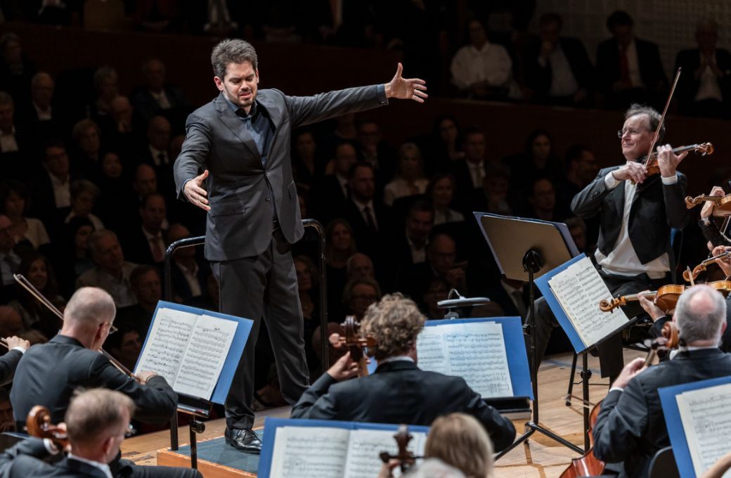 Lahav Shani dirigiert die Münchner Philharmoniker © Patrick Hurlimann | Lucerne Festival