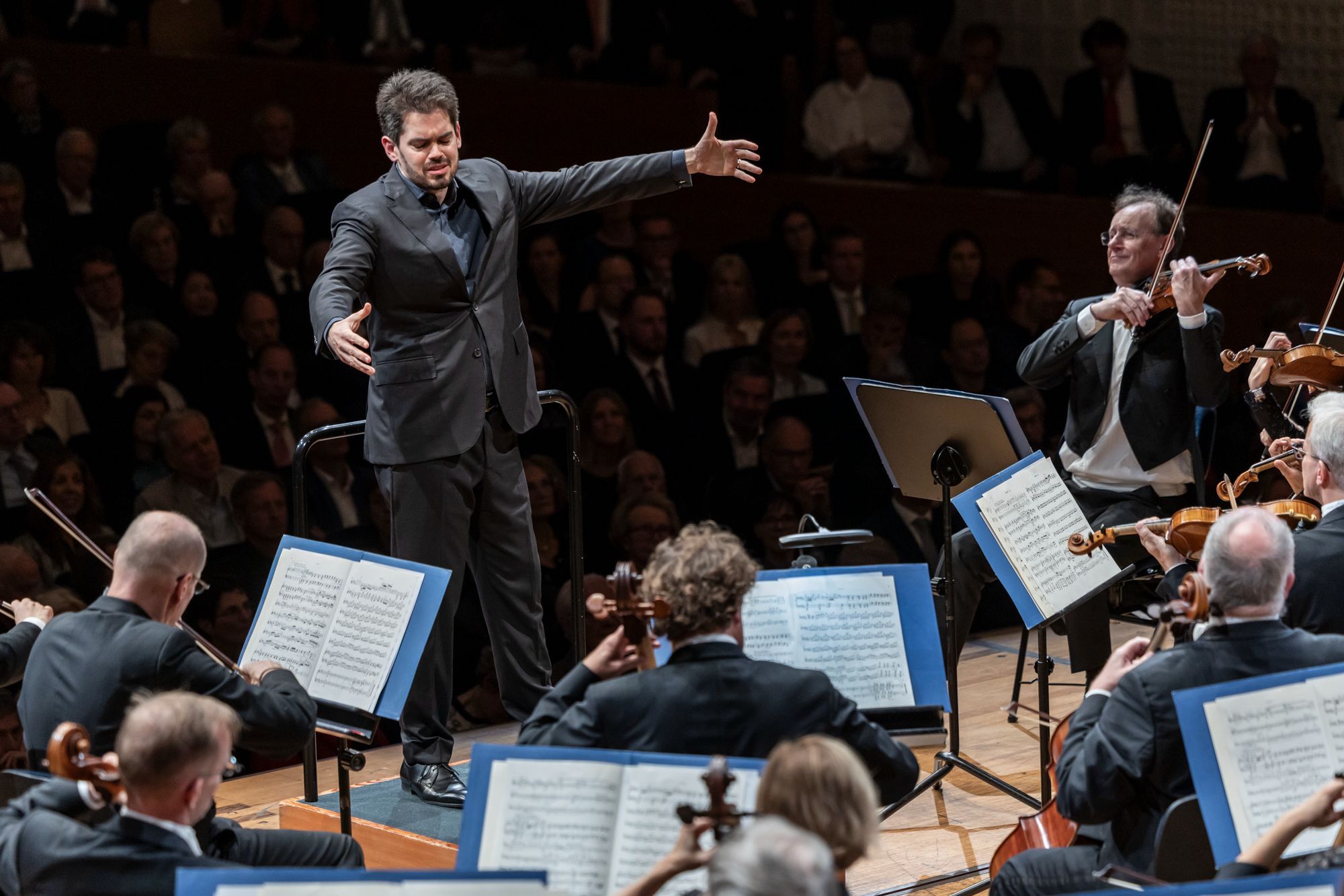 Lahav Shani dirigiert die Münchner Philharmoniker © Patrick Hurlimann | Lucerne Festival