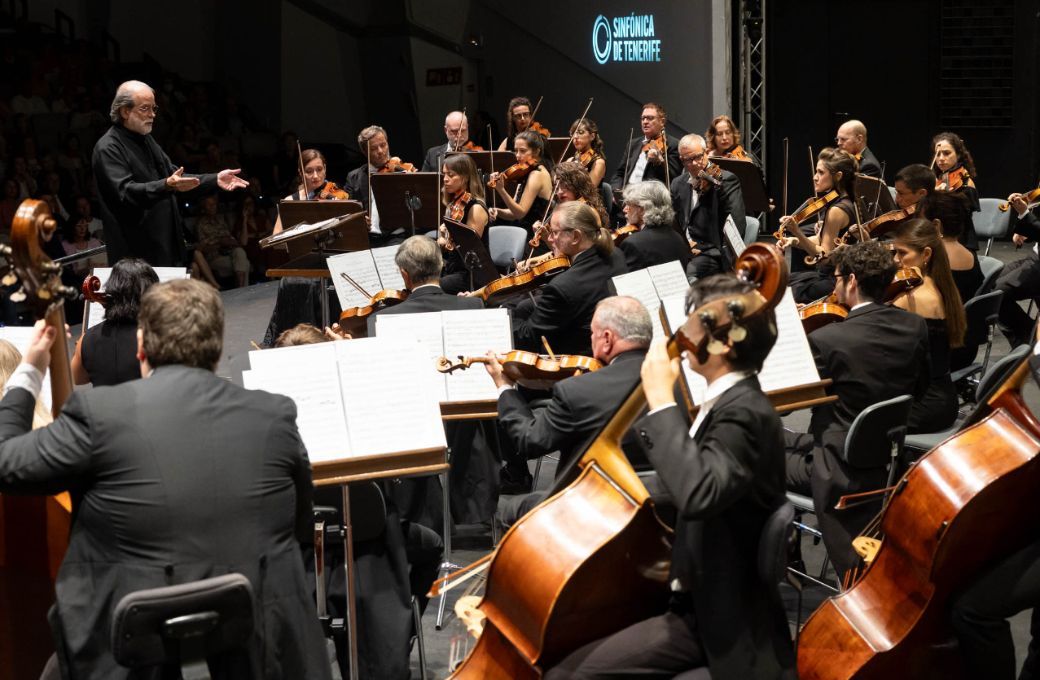 Andrea Marcon al frente de la Orquesta Sinf&oacute;nica de Tenerife &copy; Miguel Barreto | Auditorio de Tenerife