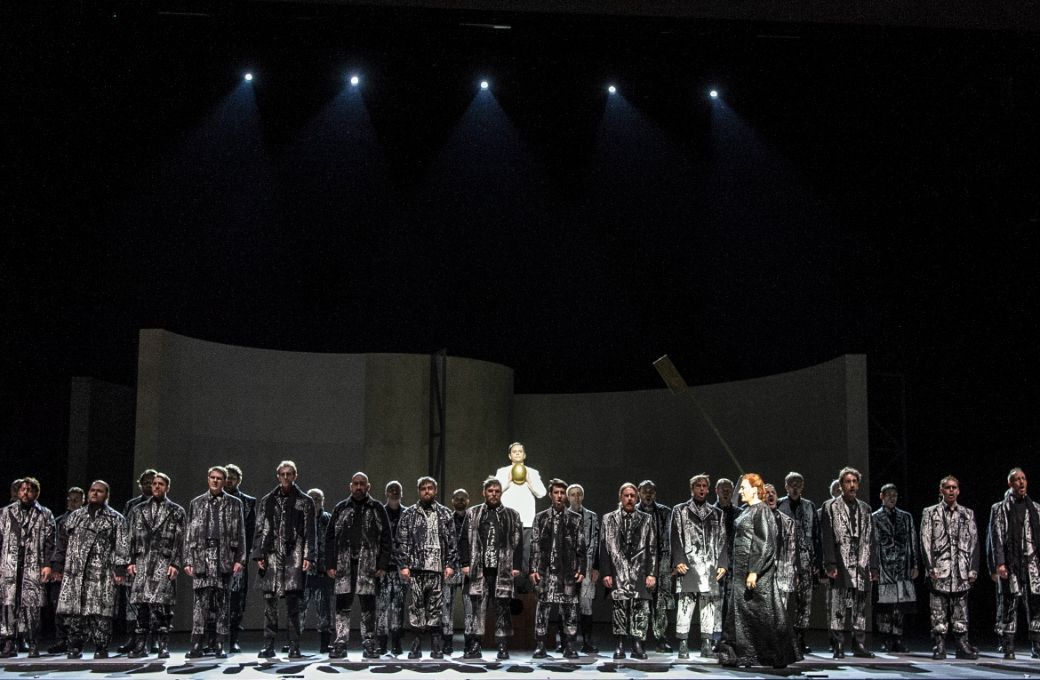 Norwegian National Opera Chorus and Paul Appleby in Wayne McGregor's <i>Jocasta's Line/Oedipus Rex</i> &copy; Erik Berg