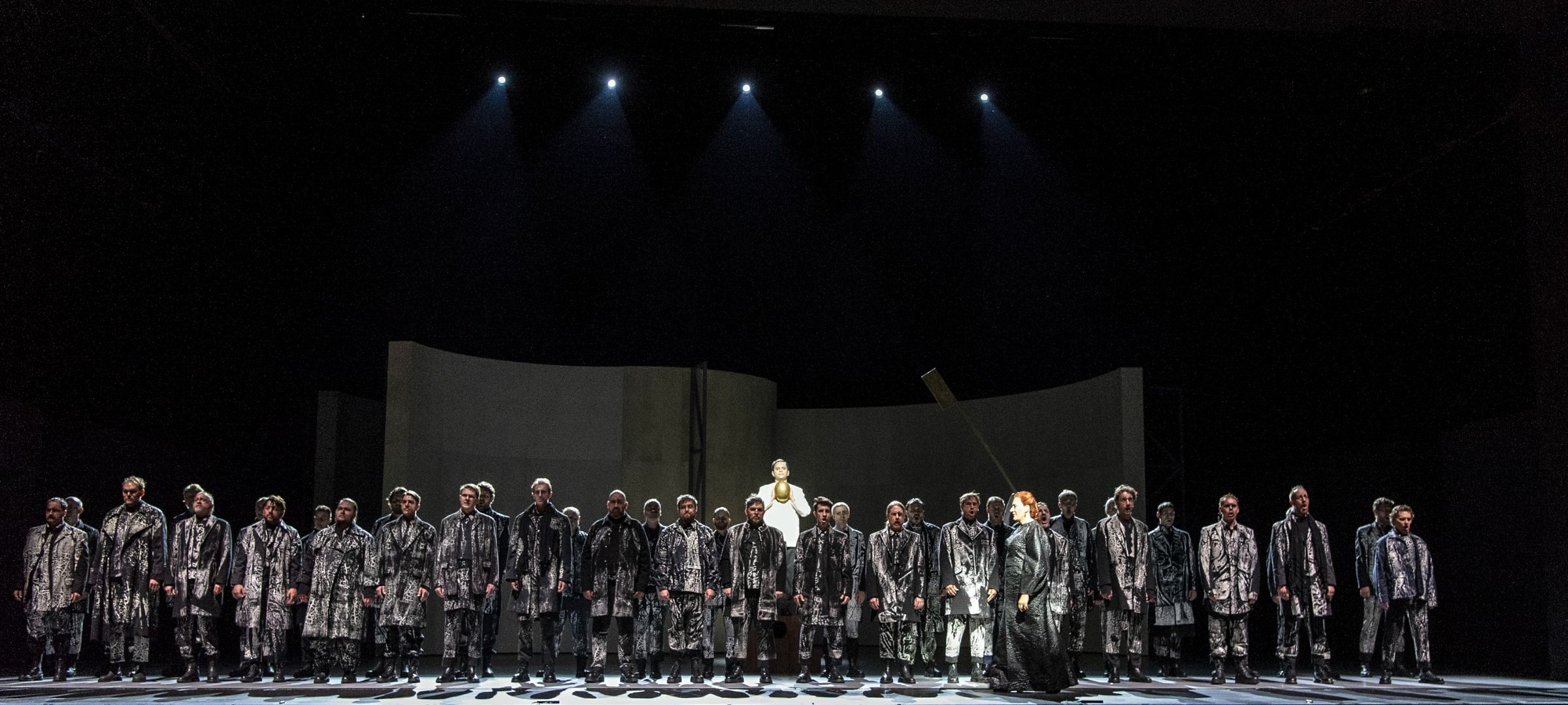Norwegian National Opera Chorus and Paul Appleby in Wayne McGregor's <i>Jocasta's Line/Oedipus Rex</i> &copy; Erik Berg