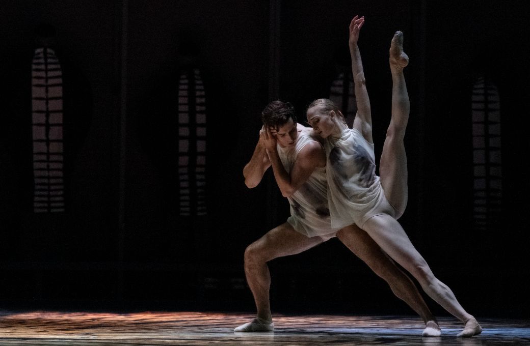 Alex Cuadros Joglar and Grete Sofie Borud Nybakken in Wayne McGregor's <i>Jocasta's Line/Antigone</i> &copy; Erik Berg