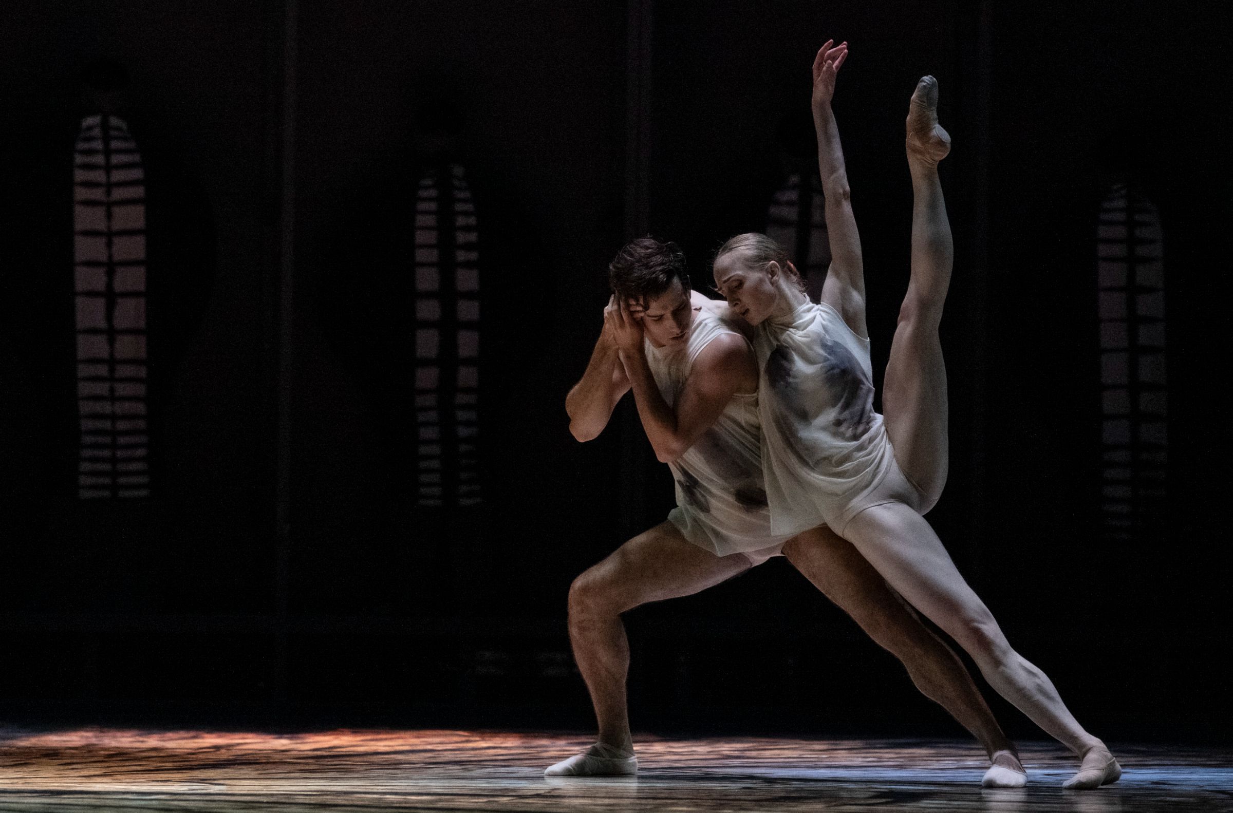 Alex Cuadros Joglar and Grete Sofie Borud Nybakken in Wayne McGregor's <i>Jocasta's Line/Antigone</i> &copy; Erik Berg