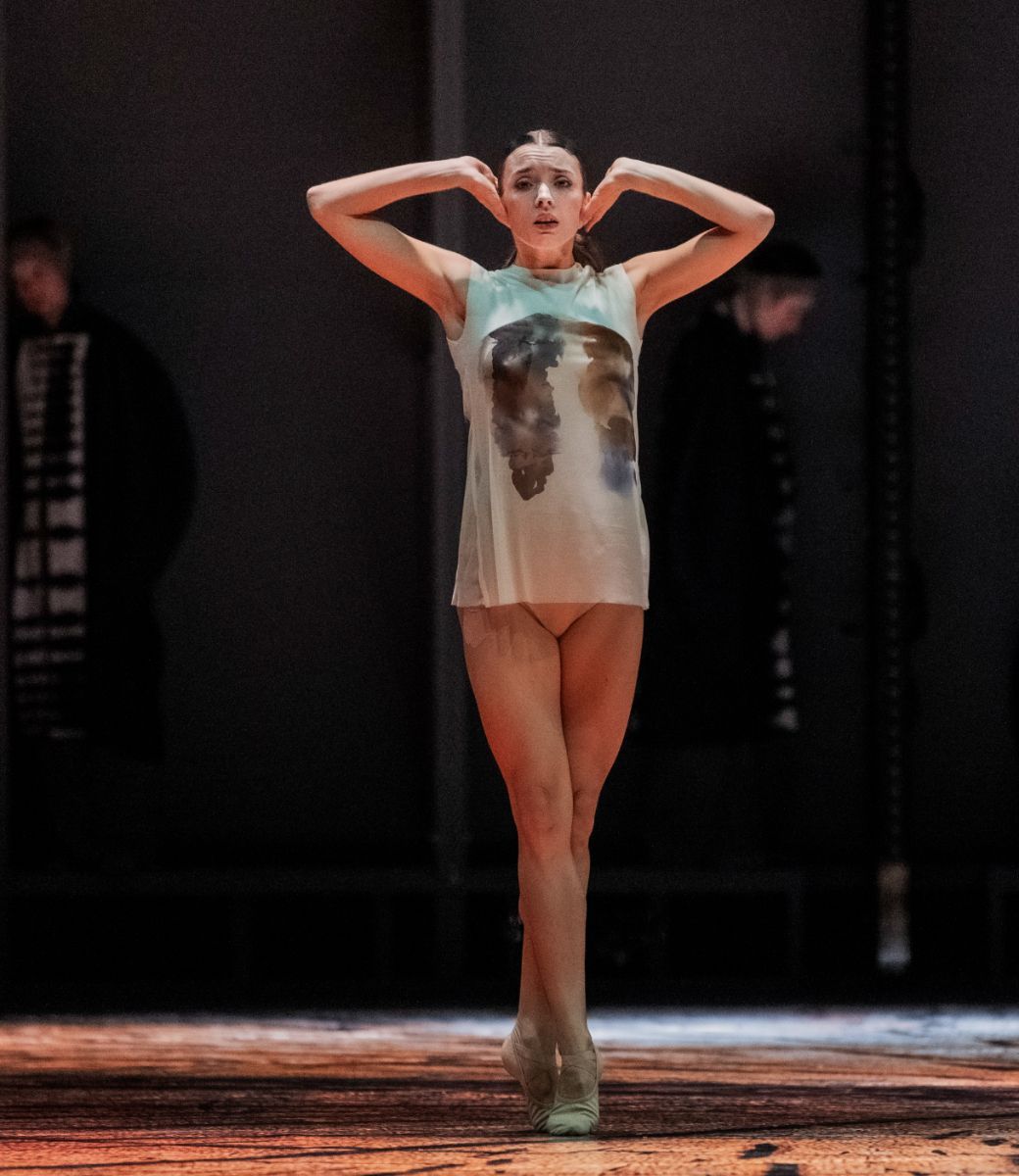 Ana&iuml;s Touret in Wayne McGregor's <i>Jocasta's Line/Antigone</i> &copy; Erik Berg