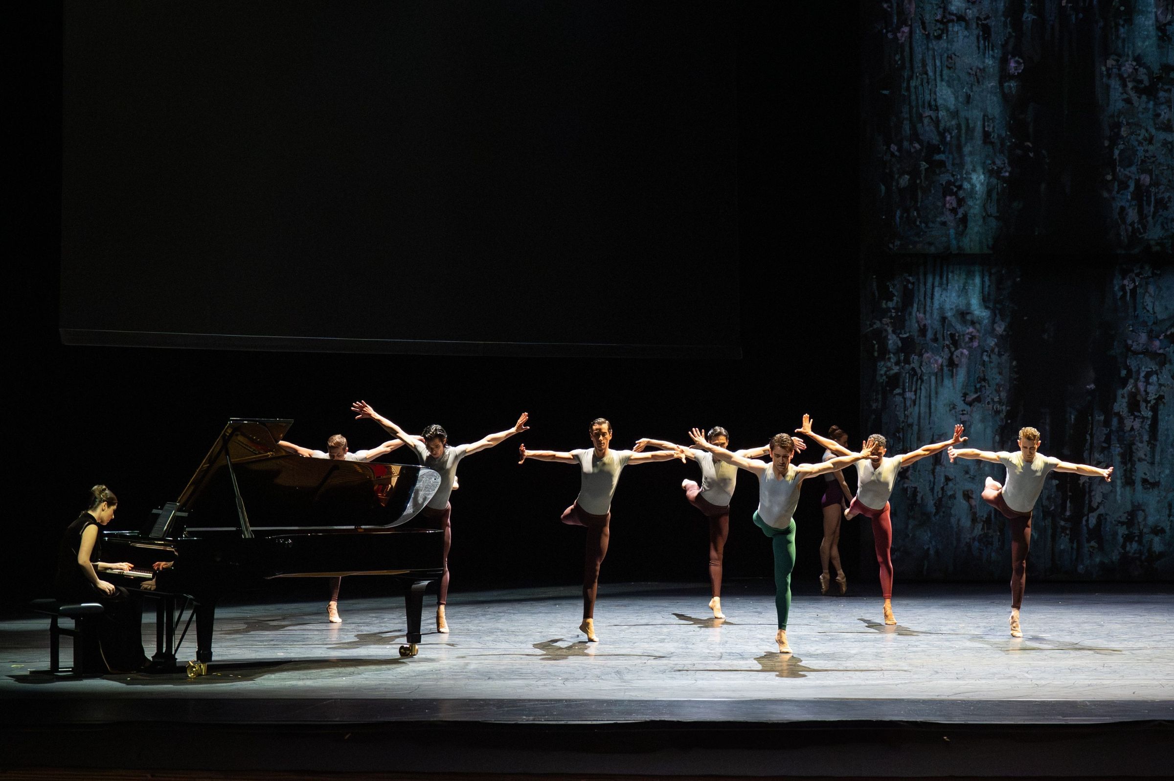 Ballett am Rhein in Bridget Breiner's <i>Concerto for the Left Hand</i> &copy; Altin Kaftira