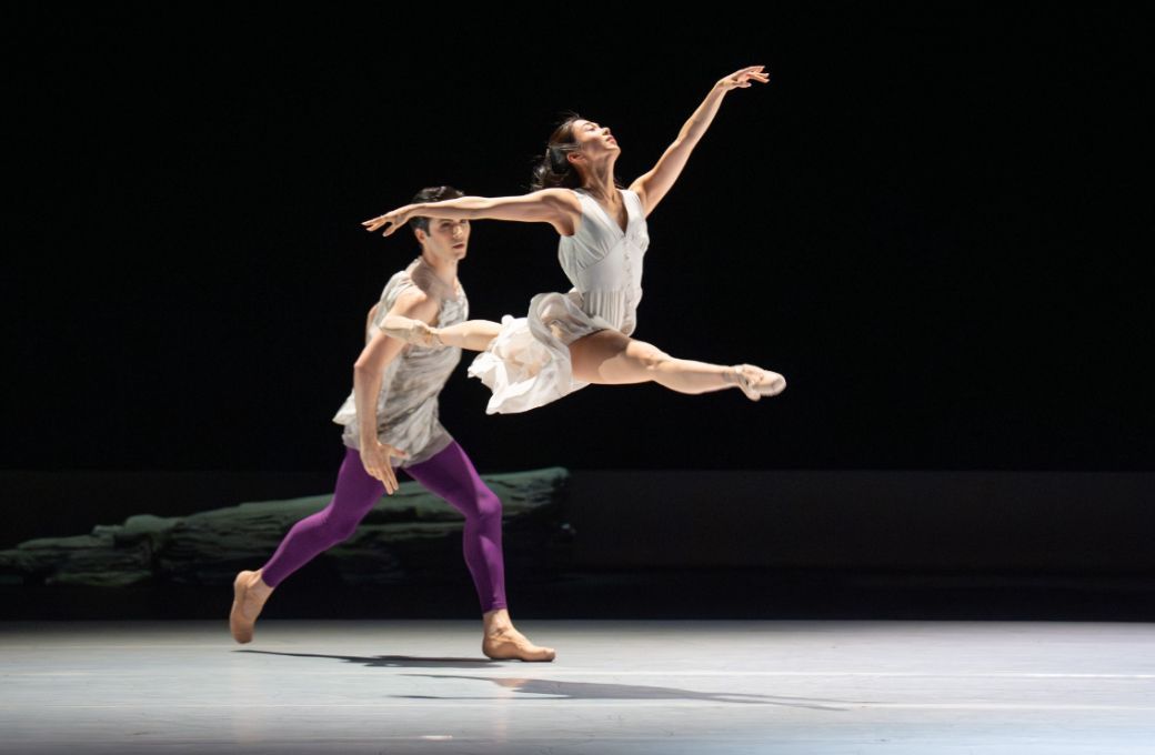 Namo Ito (Junge Frau) and Olgert Collaku (Eros) in Bridget Breiner's <i>Daphnis and Chlo&eacute;</i> &copy; Altin Kaftira
