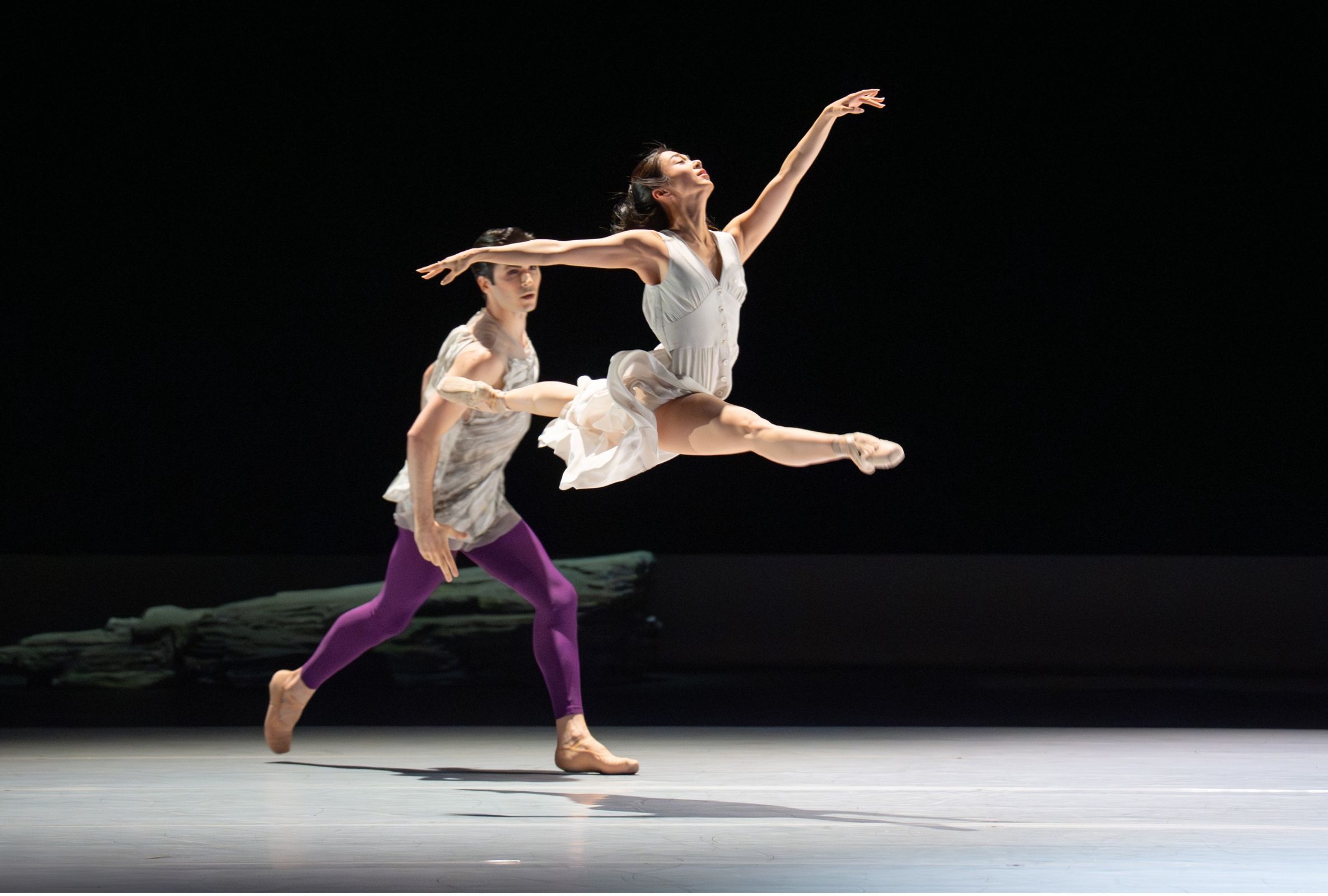 Namo Ito (Junge Frau) and Olgert Collaku (Eros) in Bridget Breiner's <i>Daphnis and Chloé</i> &copy; Altin Kaftira