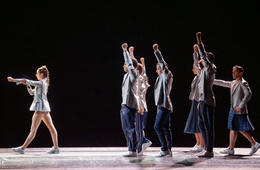 Francesca Berruto, Ensemble Ballett am Rhein and Yoav Bosidan in Richard Siegal's <i>Bol&eacute;ro</i> &copy; Altin Kaftira