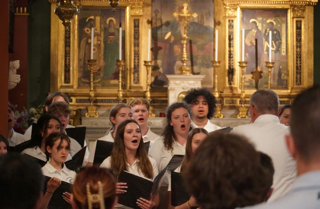 Choir singing in church &copy; Photo by Green Liu on Unsplash