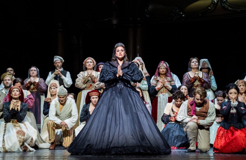 Joyce El-Khoury (H&eacute;l&egrave;ne) and the Royal Opera Chorus &copy; The Royal Opera 2025 | Tristram Kenton
