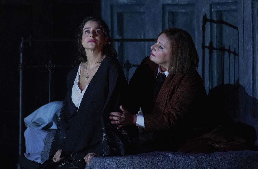 Asmik Grigorian (Desdemona) y Enkelejda Shkoza (Emilia) &copy; Javier del Real | Teatro Real