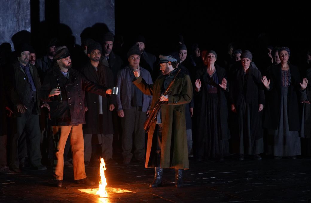 Gabriele Viviani (Iago), Airam Hern&aacute;ndez (Cassio) y Coro Titular del Teatro Real &copy; Javier del Real | Teatro Real