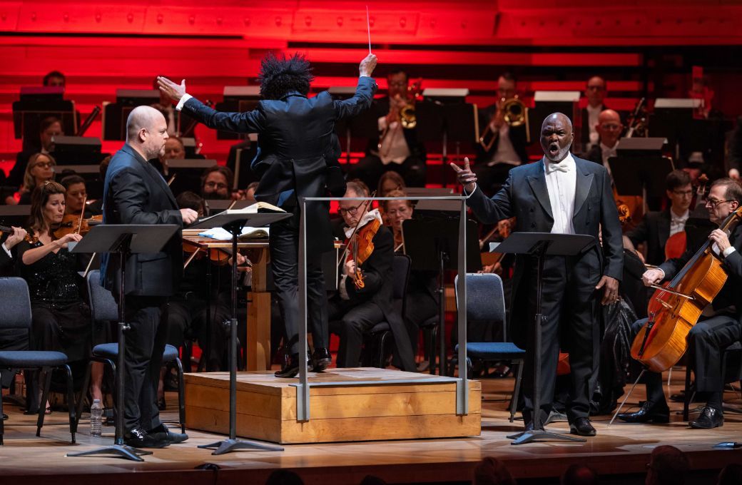 Andrew Staples and Sir Willard White with Rafael Payare and the OSM &copy; Antoine Saito