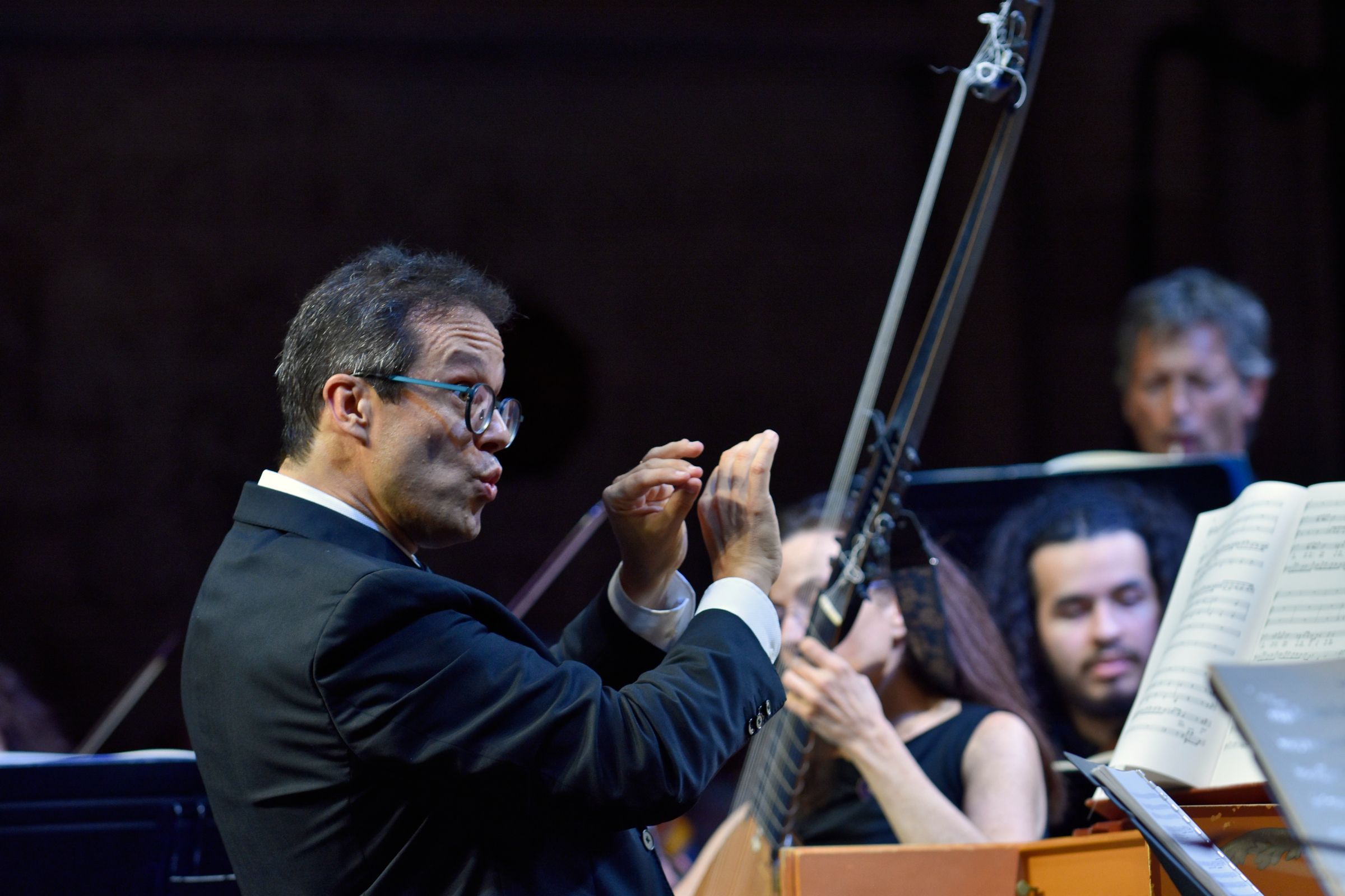 Leonardo García-Alarcón dirige <i>Acis et Galatée</i> à Ambronay &copy; Bertrand Pichène
