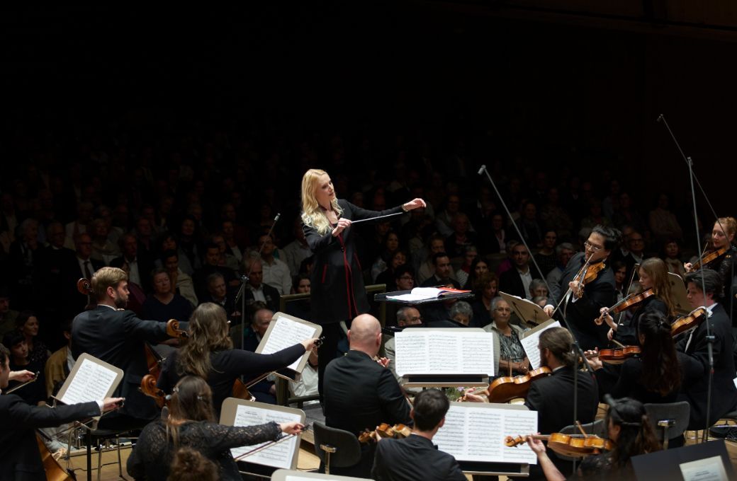 Lina-Lisa Wüstendörfer and the Swiss Orchestra © Dominic Büttner