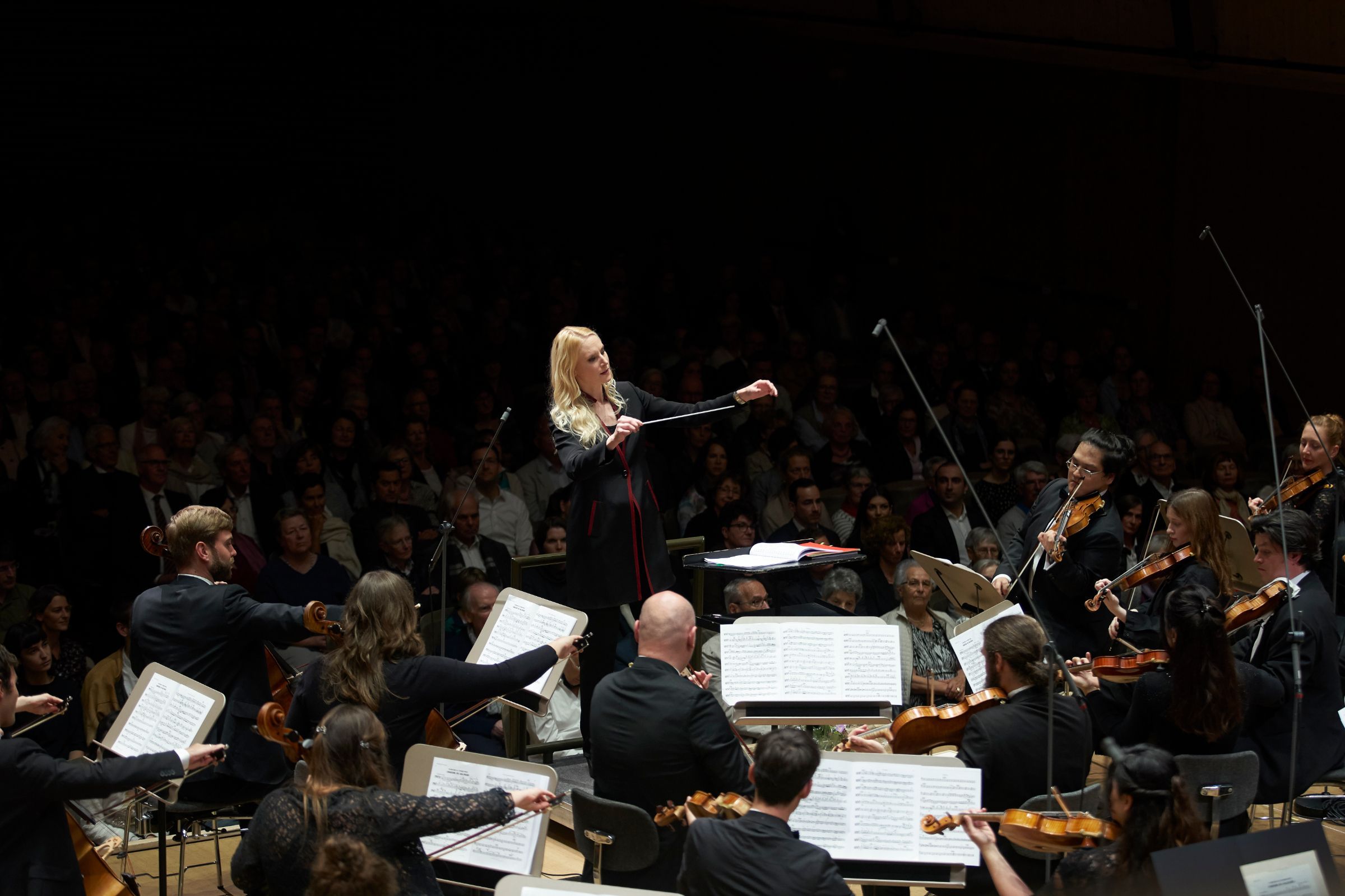 Lina-Lisa Wüstendörfer and the Swiss Orchestra © Dominic Büttner