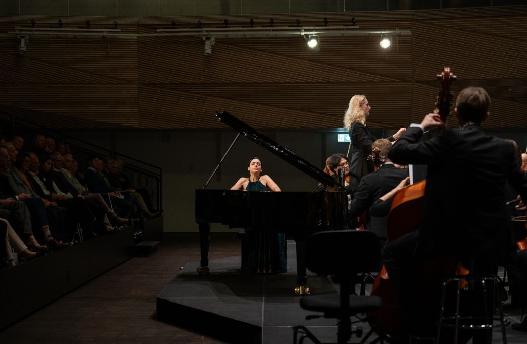 Olga Scheps performs with Lena-Lisa Wüstendörfer and the Swiss Orchestra © Dominic Büttner
