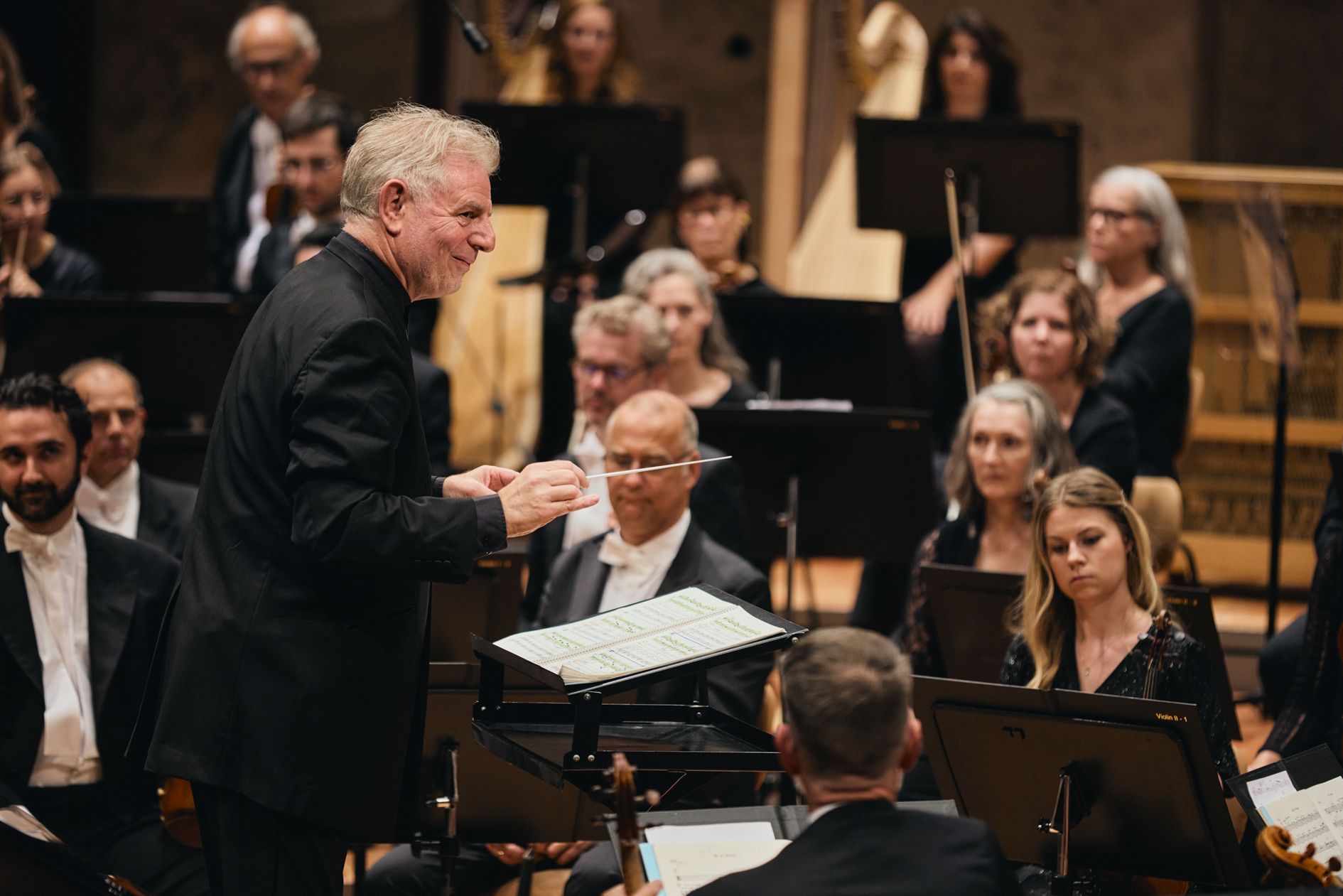 Karl-Heinz Steffans conducts the Norrköping Symphony Orchestra © Fabian Schellhorn