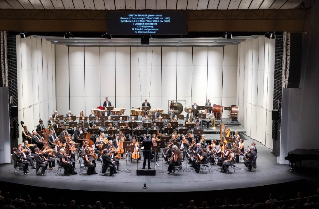 Pablo Gonz&aacute;lez al frente de la Orquesta Sinf&oacute;nica de Tenerife &copy; Miguel Barreto | Auditorio de Tenerife