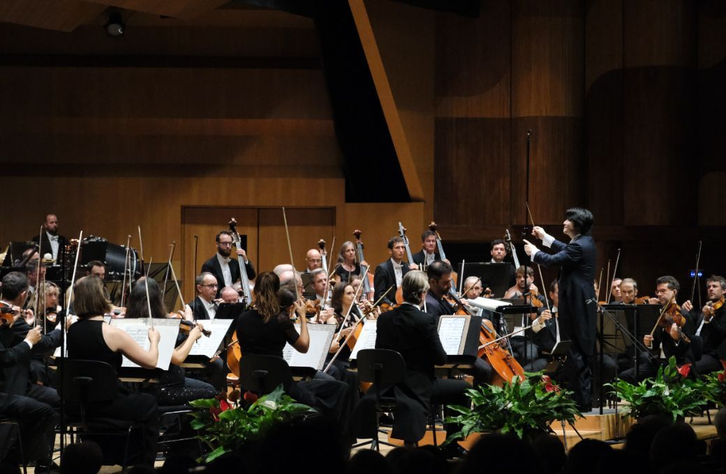 Kazuki Yamada dirige l'OPMC lors du concert d'ouverture de saison © Emma Dantec