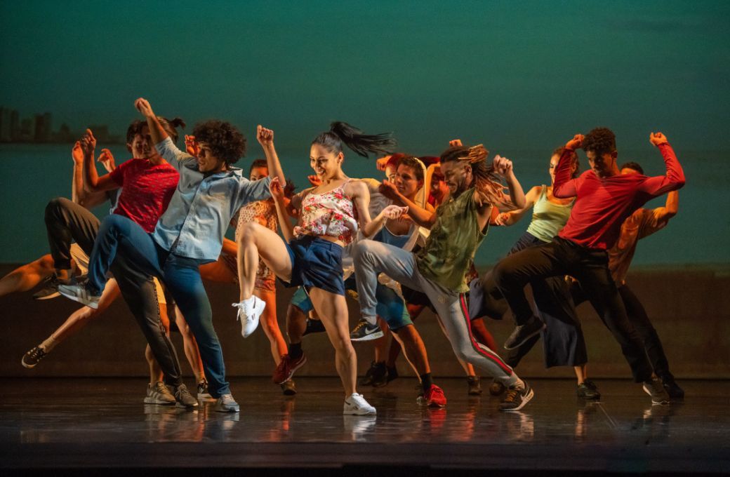 Acosta Danza in <i>De Punta a Cabo</i> by Alexis Fernandez and Yaday Ponce © Hugo Glendinning