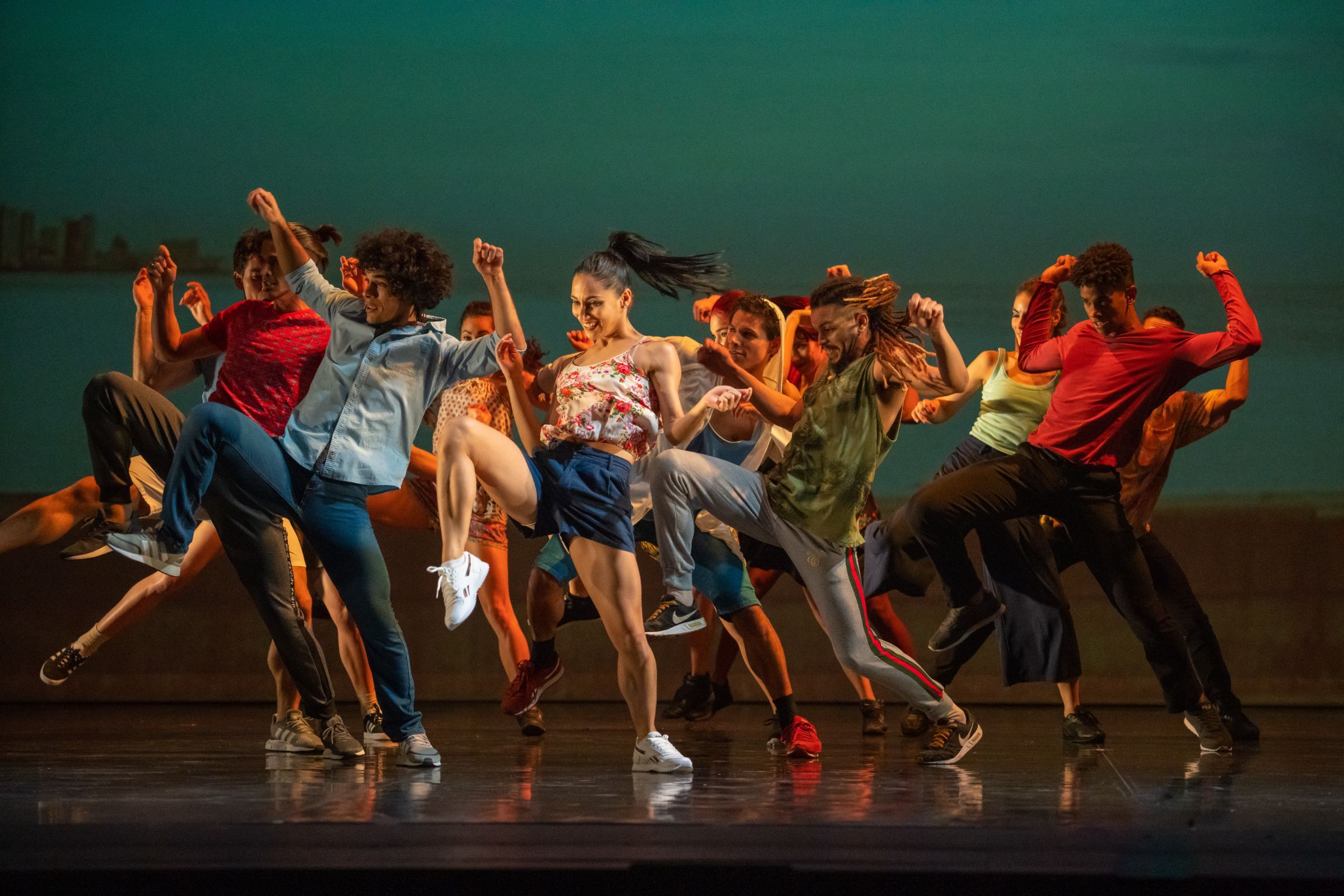 Acosta Danza in <i>De Punta a Cabo</i> by Alexis Fernandez and Yaday Ponce © Hugo Glendinning
