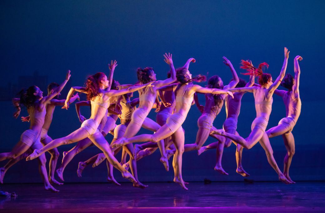 Acosta Danza in <i>De Punta a Cabo</i> by Alexis Fernandez and Yaday Ponce © Hugo Glendinning