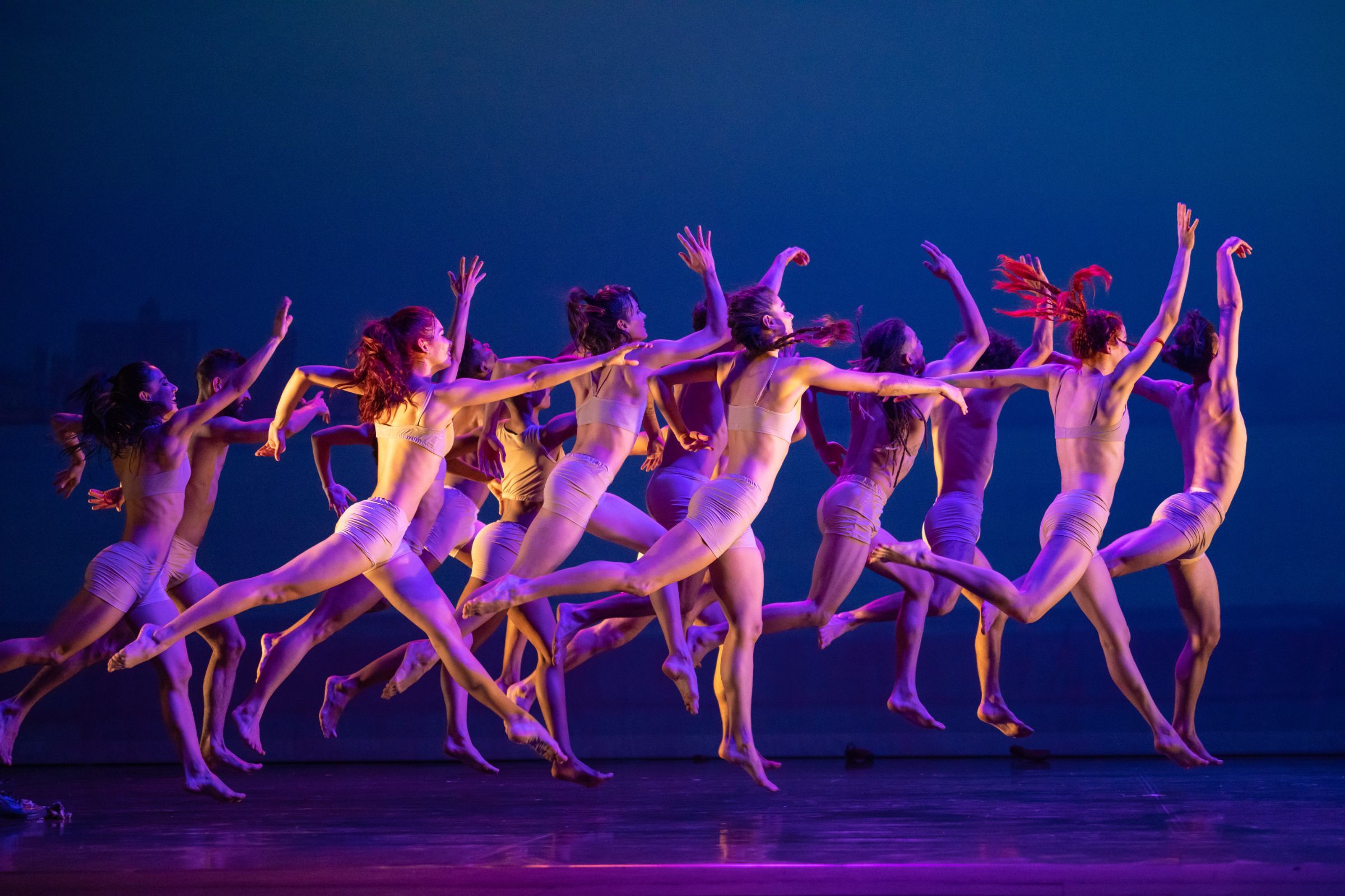 Acosta Danza in <i>De Punta a Cabo</i> by Alexis Fernandez and Yaday Ponce © Hugo Glendinning