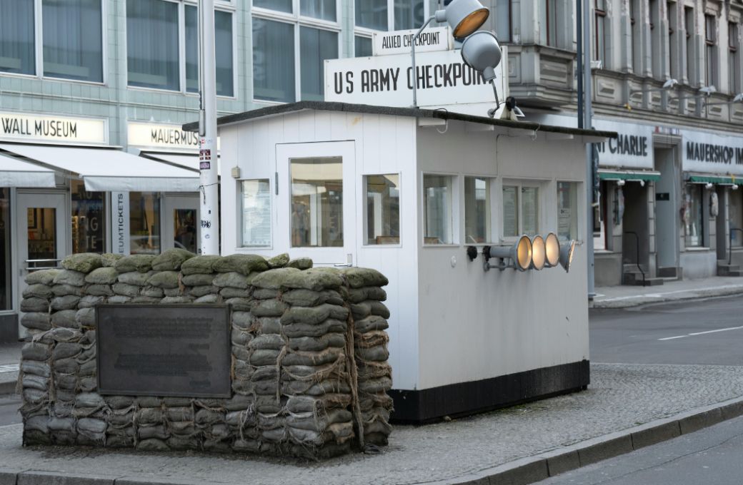 Checkpoint Charlie © Photo by Miguel Cuenca | Pexels