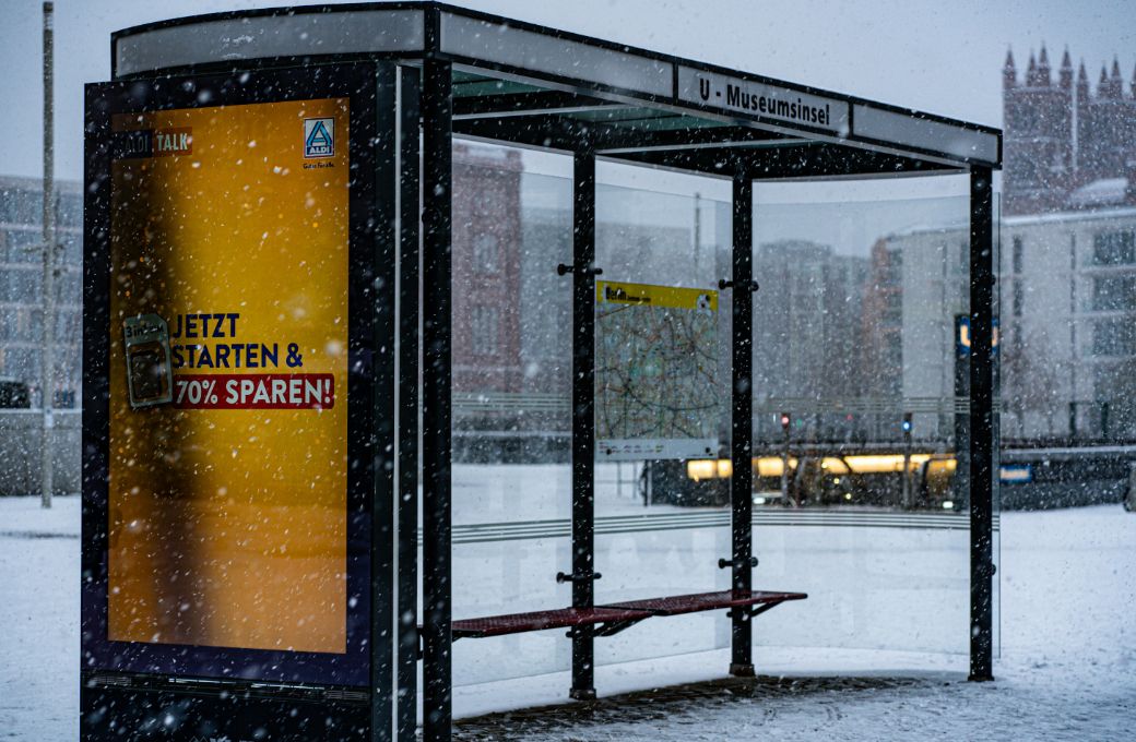 Bus shelter, Museuminsel, Berlin © Photo by Annika Rose | Pexels