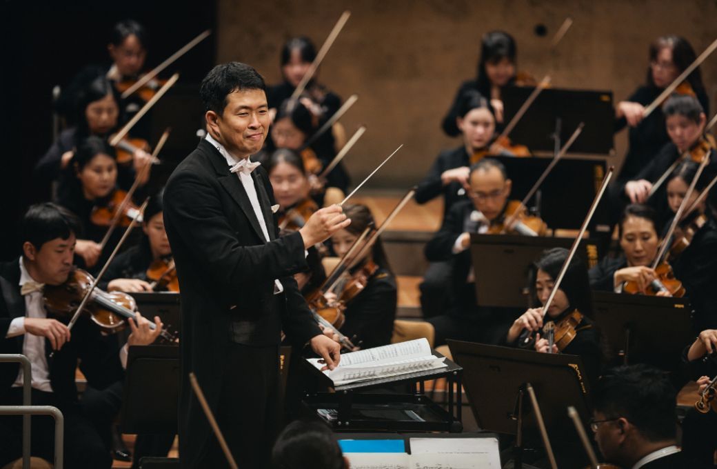 Seokwon Hong conducts the Busan Philharmonic Orchestra &copy; Fabian Schellhorn