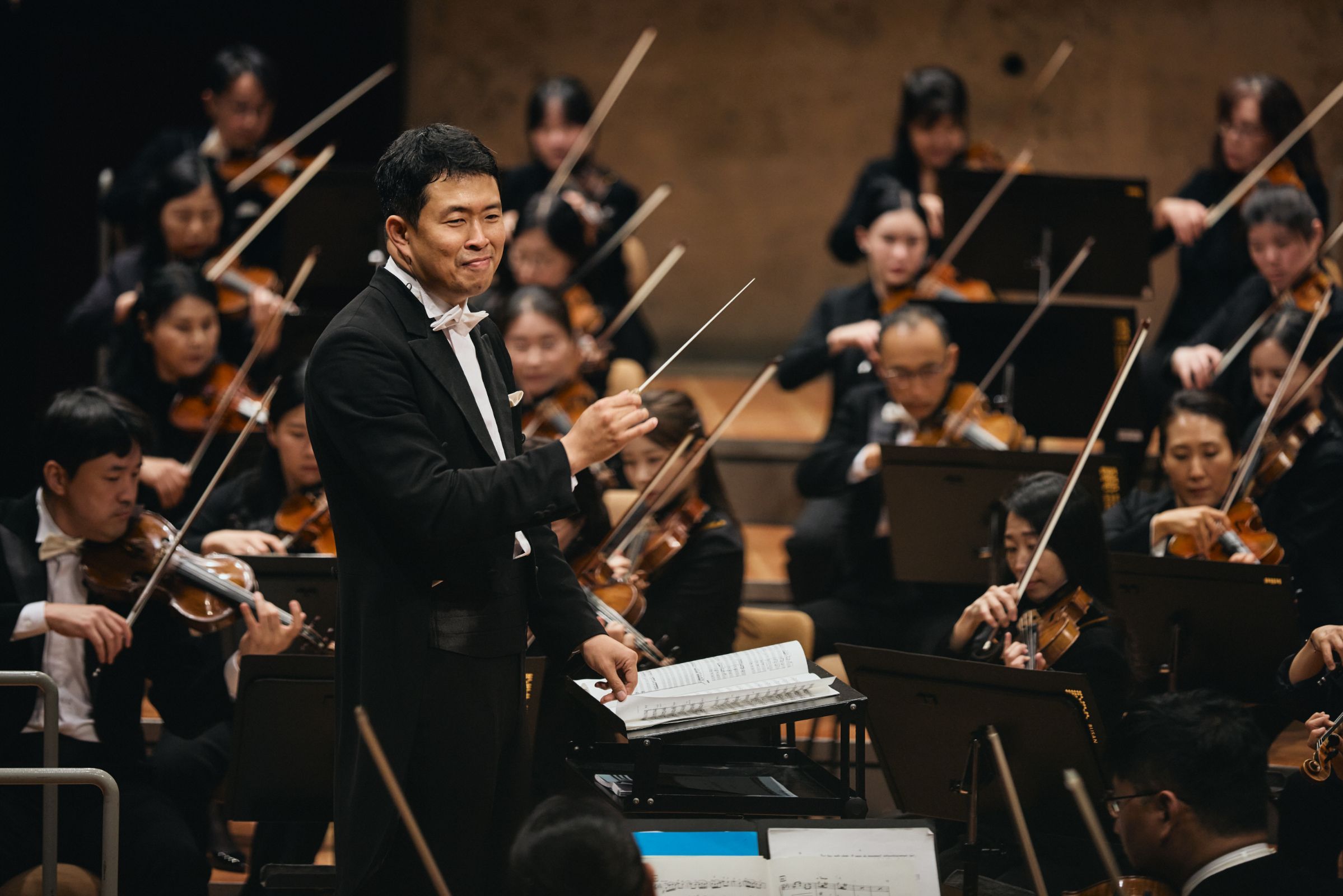 Seokwon Hong conducts the Busan Philharmonic Orchestra © Fabian Schellhorn