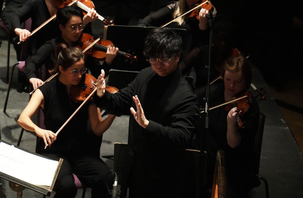 Kahchun Wong conducts The Hall&eacute; &copy; Alex Burns | The Hall&eacute;