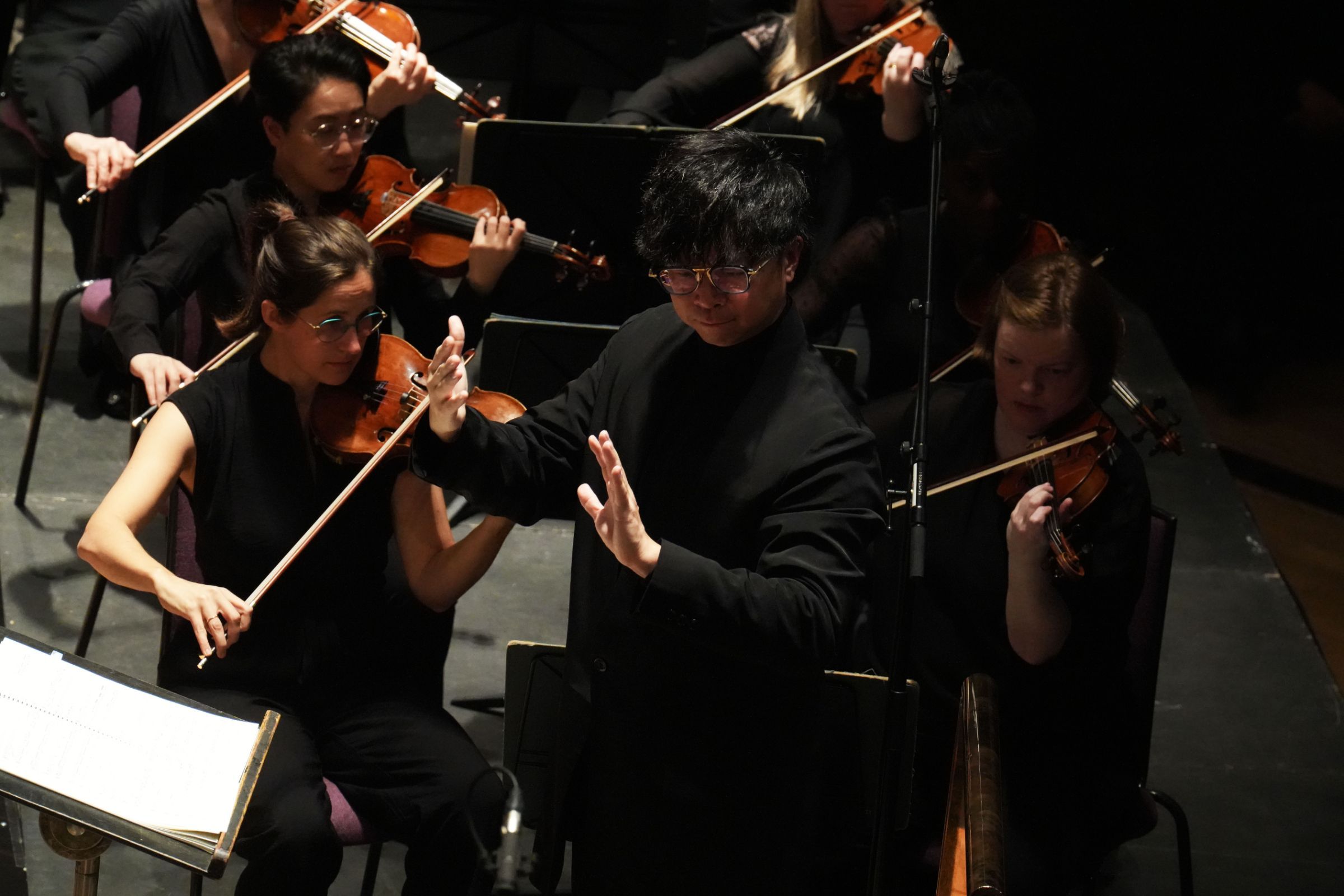 Kahchun Wong conducts The Hallé &copy; Alex Burns | The Hallé