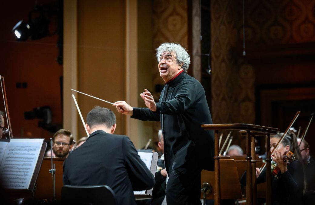 Semyon Bychkov conducts the Czech Philharmonic © Petra Hajská
