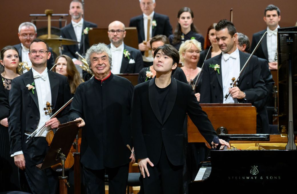 Semyon Bychkov, Seong-Jin Cho and the Czech Philharmonic &copy; Petra Hajská