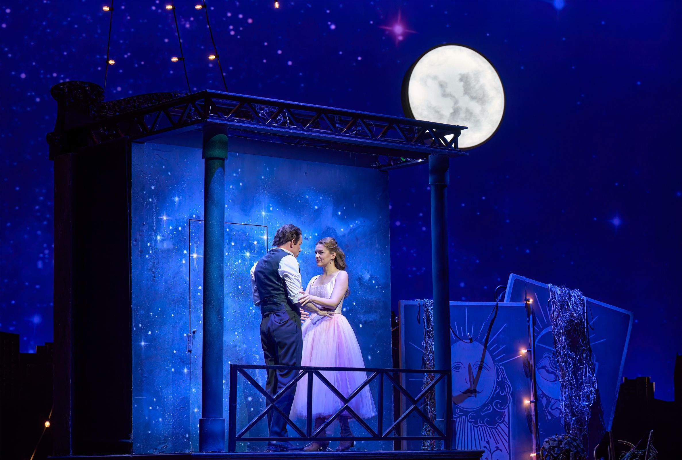 Stephen Costello (Roméo) and Kseniia Proshina (Juliette) &copy; Michael Cooper