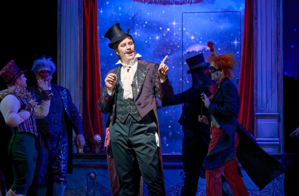 Gordon Bintner (Mercutio) &copy; Michael Cooper