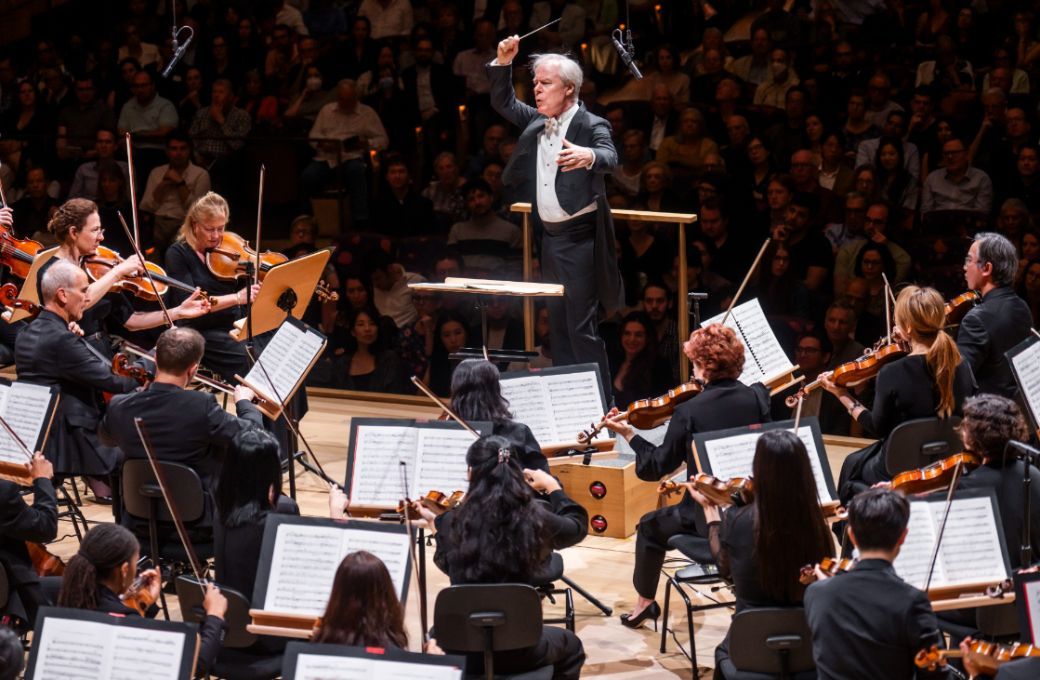 David Robertson conducts the New York Philharmonic &copy; Chris Lee