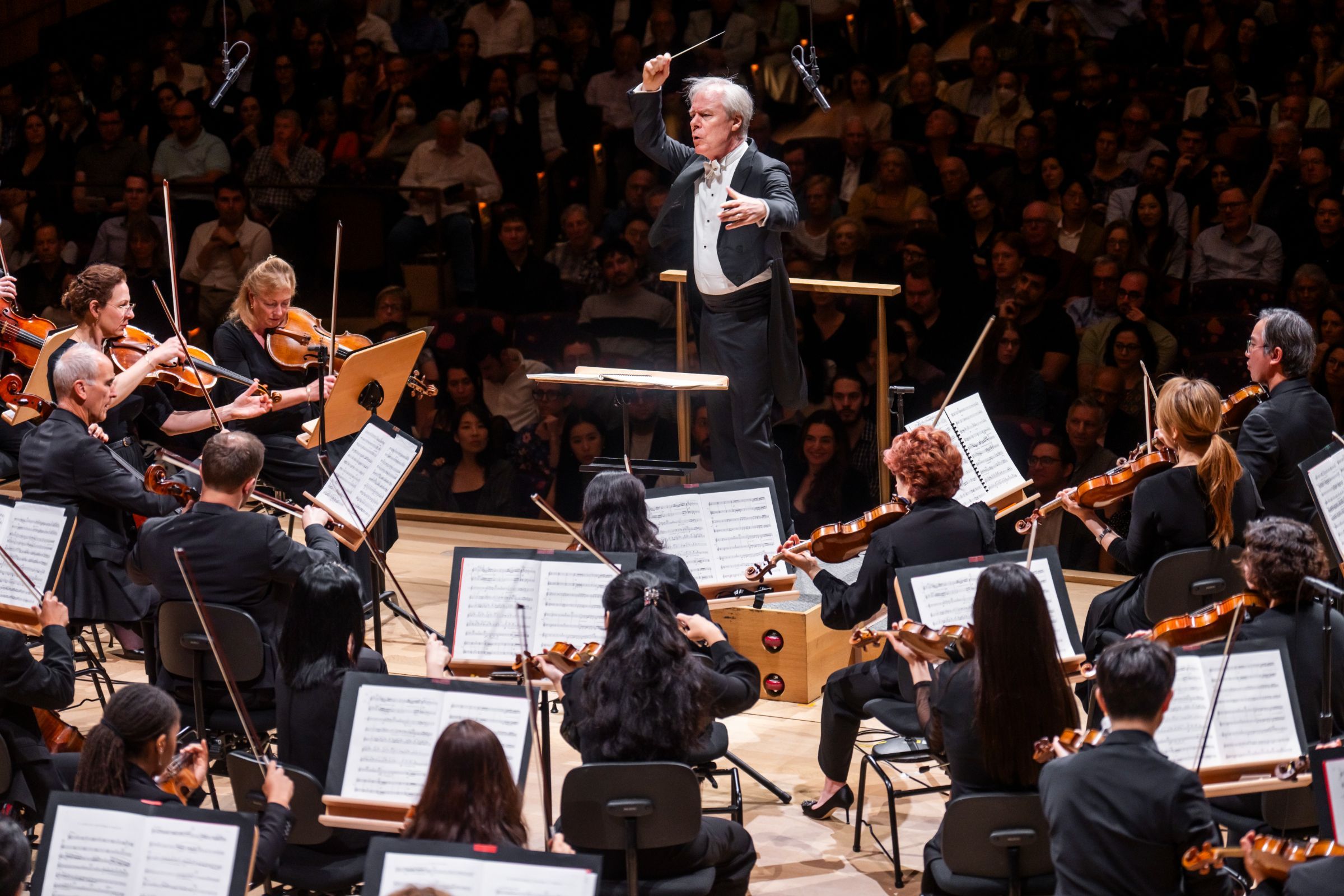 David Robertson conducts the New York Philharmonic &copy; Chris Lee
