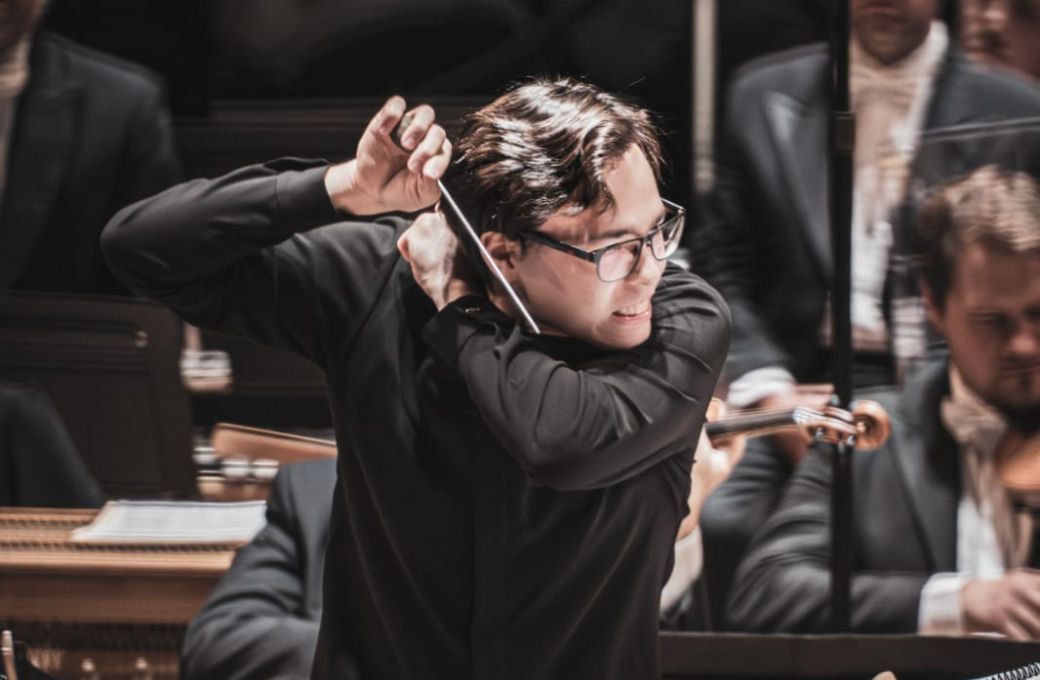 Tarmo Peltokoski dirige la <i>Turangalîla-Symphonie</i> à la Halle aux grains © Romain Alcaraz