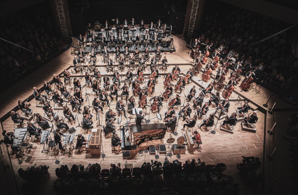Tarmo Peltokoski dirige la <i>Turangalîla-Symphonie</i> à la Halle aux grains © Romain Alcaraz